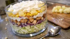 Sałatka milionera warstwowa z kurczakiem i ananasem – wygląda efektownie, a robi się prosto