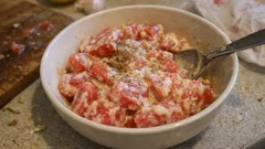 Pomidory w sosie czosnkowym – szybka surówka do obiadu w 10 minut