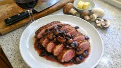 Magret z kaczki pieczony w 80°C – soczysty w środku, z sosem z czerwonego wina i grzybów