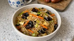 Vermicelli z warzywami i grzybami mun z woka – szybki stir-fry z sosem sojowym