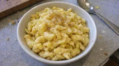 Domowe szpecle (Spätzle) – miękkie kluski jajeczne, które pasują do każdego sosu