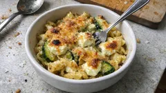 Gratin z makaronem, cukinią i kozim serem – kremowa zapiekanka na szybki obiad