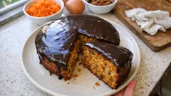 Wilgotne ciasto marchewkowe z mąką migdałową i cienką polewą z gorzkiej czekolady