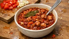 Paprykowy gulasz wieprzowy z szynki – prosty, wyrazisty obiad z jednego garnka