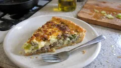 Quiche z porem i mięsem mielonym – kremowy środek i chrupiący spód