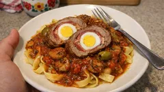 Gniazdo jaskółki – roladki z cielęciny z jajkiem w sosie pomidorowym