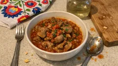 Żołądki drobiowe w pikantnym sosie pomidorowo-winnym – miękkie i aromatyczne