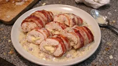 Paupietty z kurczaka w boczku – roladki z serem w sosie z białego wina