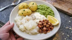 Lutefisk z dorsza krok po kroku: 14 dni moczenia i klasyczne dodatki do podania