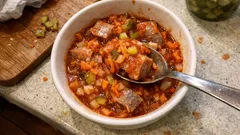 Śledzie po wileńsku w sosie pomidorowym – prosta przystawka, najlepsza po nocy w lodówce