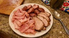 Jak przechowywać świąteczne wędliny, żeby nie robiły się śliskie – prosty poradnik krok po kroku