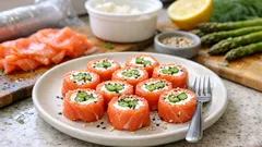Rouladki z wędzonego łososia z kozim serkiem i szparagami – elegancka przystawka bez pieczenia