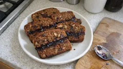 Szybki piernik świąteczny z powidłami – wilgotny i gotowy bez leżakowania ciasta