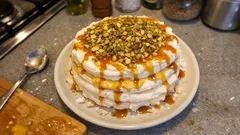 Świąteczny tort bezowy z kremem mango i sosem karmelowym – chrupiący, a robi wielkie wrażenie