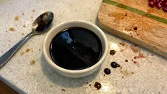 Domowa melasa z granatu: gęsty syrop, który podkręci sosy, sałatki i mięso