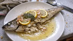 Witlinek pieczony pod przykryciem z cytryną i białym winem – lekki obiad bez smażenia