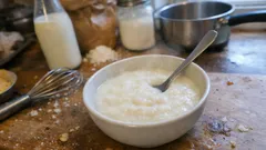 Kleik mleczny na mące jak dawniej: kremowy, prosty i gotowy w jednym garnku