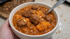 Jak zagęścić gulasz bez mąki: kilka kostek pieczonej dyni i sos robi się aksamitny