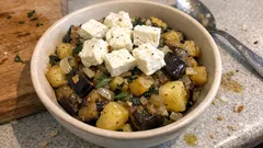 Poêlée z bakłażana i młodych ziemniaków – prosty obiad z patelni z fetą