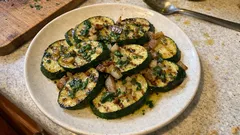 Grillowana cukinia z bazylią i czosnkiem z planchy – prosto i bardzo aromatycznie