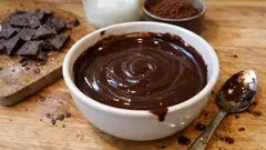 Błyszcząca polewa czekoladowa jak z cukierni – prosty trik z olejem kokosowym