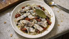 Matiasy z suszonymi pomidorami w słoiku – przystawka, która najlepiej smakuje po 3 dniach