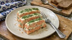 Terrina z dwóch łososi – elegancka przystawka, którą zrobisz dzień wcześniej