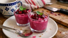 Verrine z musem z buraków i serkiem – szybka, elegancka przystawka bez gotowania
