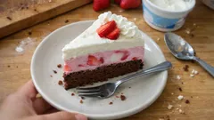 Jogurtowo-truskawkowe ciasto na kakaowym biszkopcie – lekkie, równe warstwy