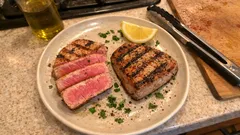 Stek z czerwonego tuńczyka z grilla – krótko grillowany, z różowym i soczystym środkiem