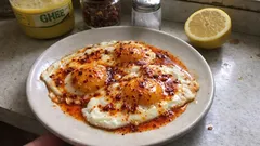 Masło klarowane z pul biber – szybki, aromatyczny sos do jajek, ryżu i warzyw