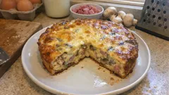 Quiche bez ciasta z szynką i pieczarkami – prosty przepis na lekki obiad