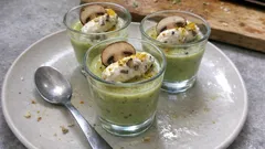 Verrines z kremem z cukinii i kozim serkiem – lekka przystawka na zimno