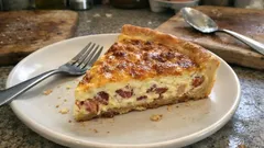 Quiche z wędzonym boczkiem i mascarpone – kremowe wnętrze i chrupiący spód