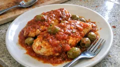 Filety z kurczaka w sosie pomidorowym z zielonymi oliwkami – szybki obiad z patelni