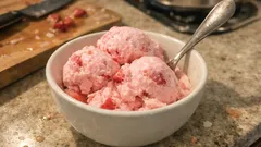 Kremowe lody truskawkowe na mleku skondensowanym – szybki deser bez wysiłku