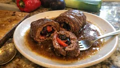 Rolada wołowa z papryką i śliwką – miękka po długim duszeniu i z gęstym sosem