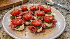 Mini szaszłyki z pomidorków i mozzarelli z salami – prosta przekąska na wykałaczki