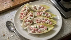 Liście cykorii z szynką i kremowym twarożkiem – szybka przekąska na imprezę