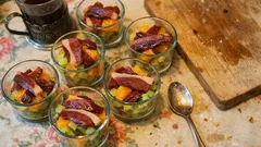 Verrina z kiwi, pomarańczą i suszonym magretem – elegancka przystawka w pucharkach