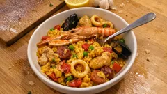 Paella na 100 osób – proporcje, kolejność smażenia i ryż bez mieszania