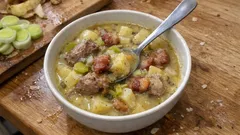 Le rata au poireaux: por, ziemniaki i wędzony boczek w jednym garnku (kremowe i sycące)