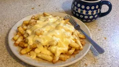 Chrupiące frytki z kremowym sosem z dwóch serów – gotowe w kilka minut