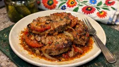 Karczek zapiekany z pomidorami i cebulą – domowy obiad z piekarnika