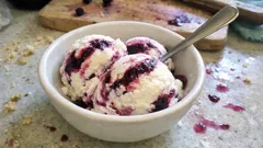 Lody z fromage blanc i czarnej porzeczki – kremowe, z porzeczkowym swirlem