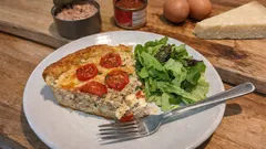 Tarta z tuńczykiem i pomidorami na cieście francuskim – szybka kolacja z jednej miski