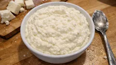 Jak zmielić twaróg na sernik, żeby masa była gładka i trzymała kształt