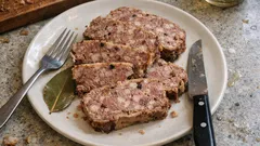 Terrina wiejska (terrine de campagne) – domowy pasztet na zimno, który kroi się w równe plastry