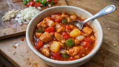 Kurczak z ananasem w sosie pomidorowym – szybki obiad z jednej patelni