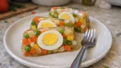 Ultraszybka terrina z macedoine i jajkami – efektowna przystawka na zimno